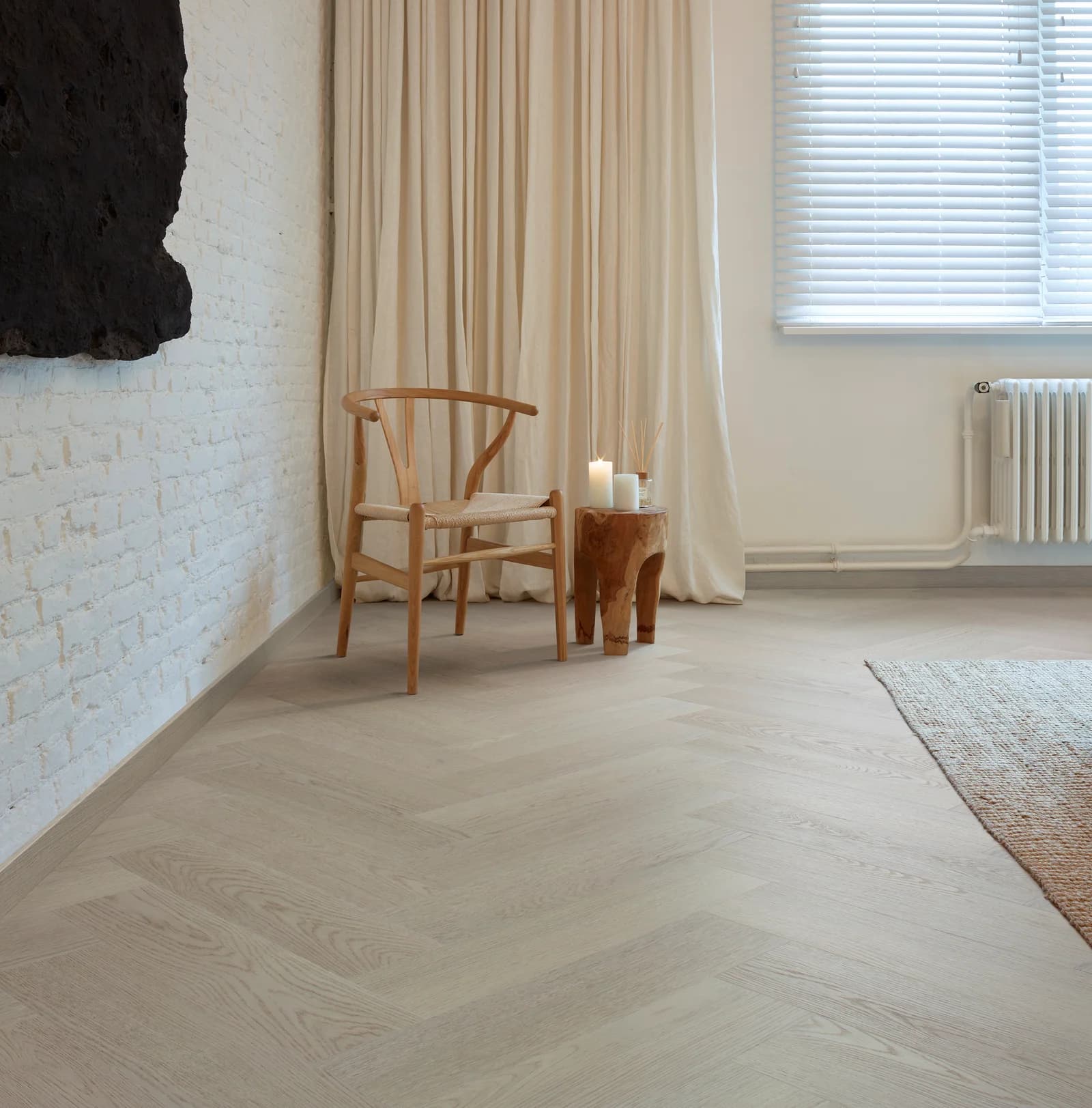 Vinylová podlaha COREtec Juniper Herringbone s realistickou kresbou dreva v interiéri