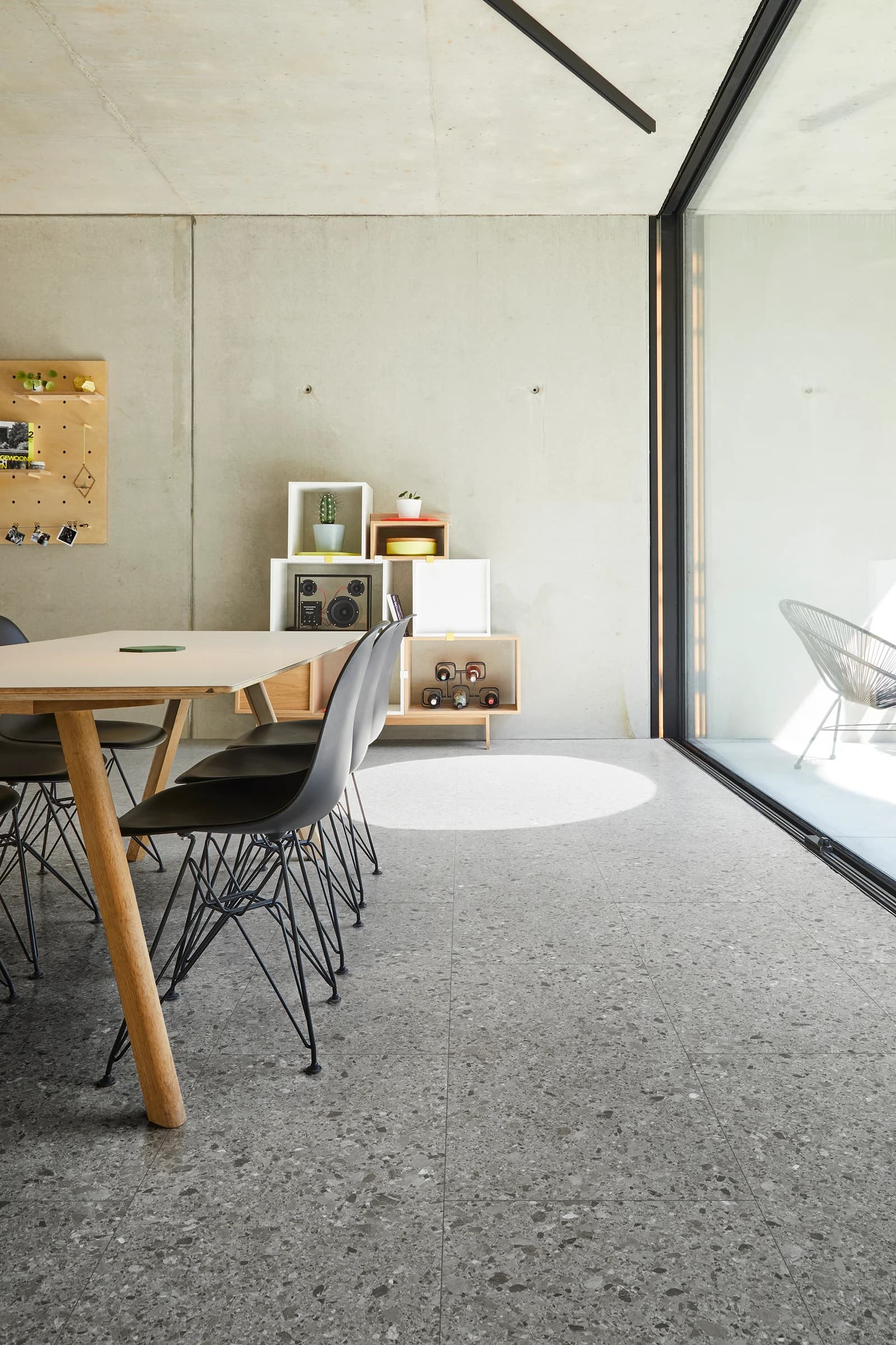 Minerálna vinylová podlaha COREtec Branco 0997 B s dekorom prírodného kameňa v interiéri