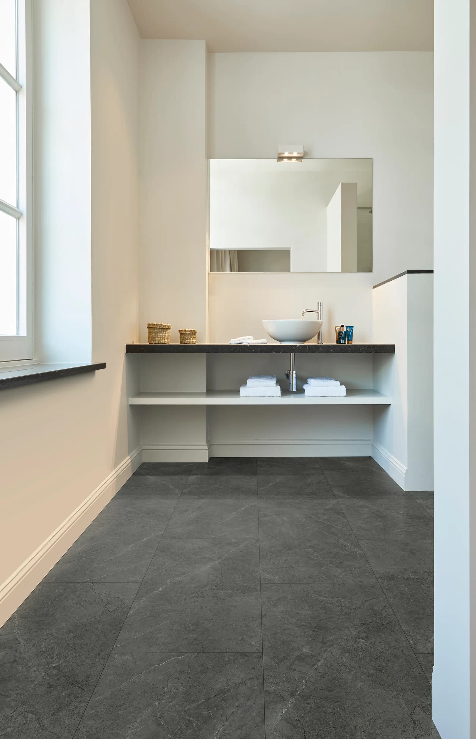 Minerálna vinylová podlaha COREtec Dome 0695 B s dekorom prírodného kameňa v interiéri