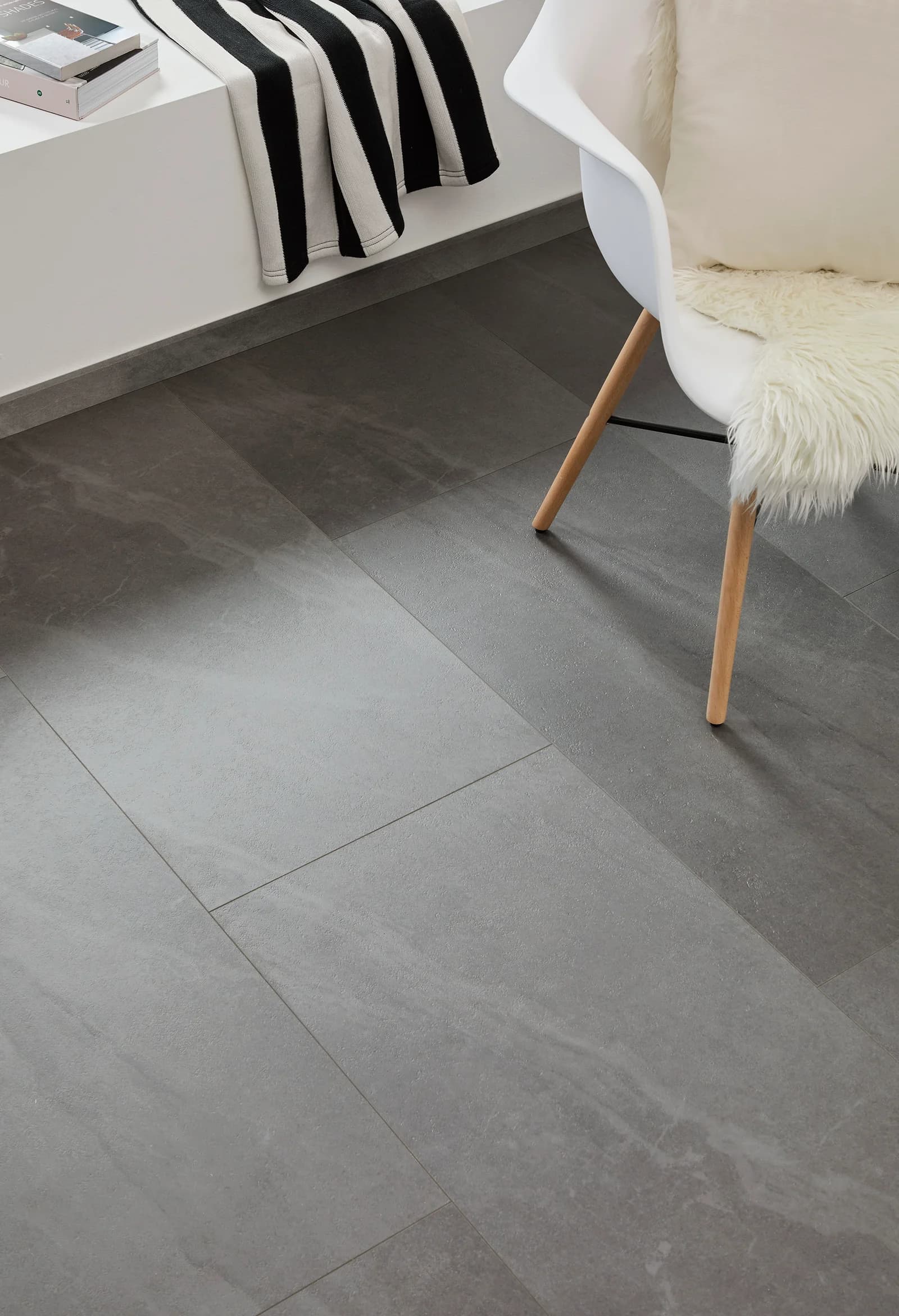 Minerálna vinylová podlaha COREtec Katla 0495 B s dekorom prírodného kameňa v interiéri