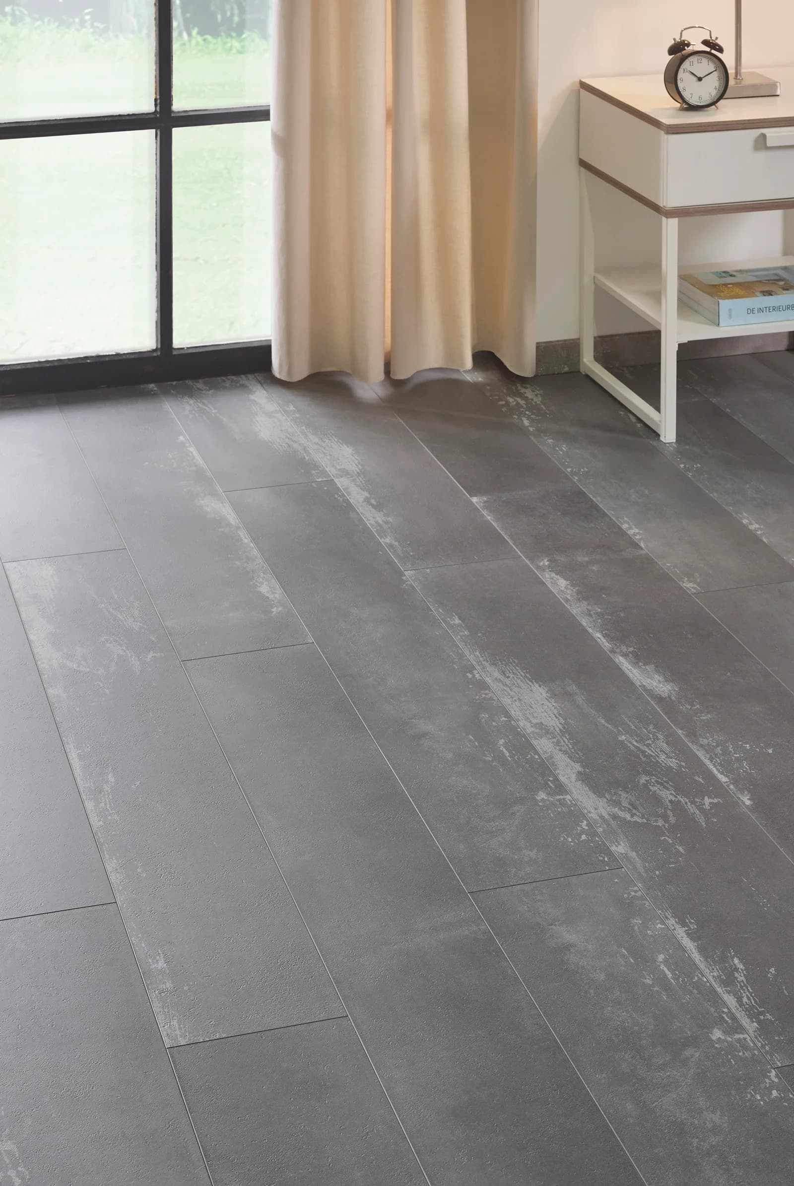 Minerálna vinylová podlaha COREtec Nuovo 0793 C s dekorom prírodného kameňa v interiéri
