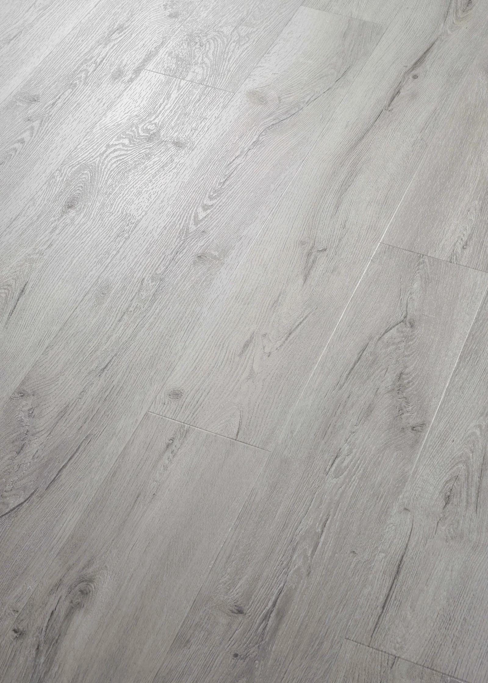 Vinylová podlaha COREtec Wind River Oak 06, detailný pohľad na štruktúru a fazetu